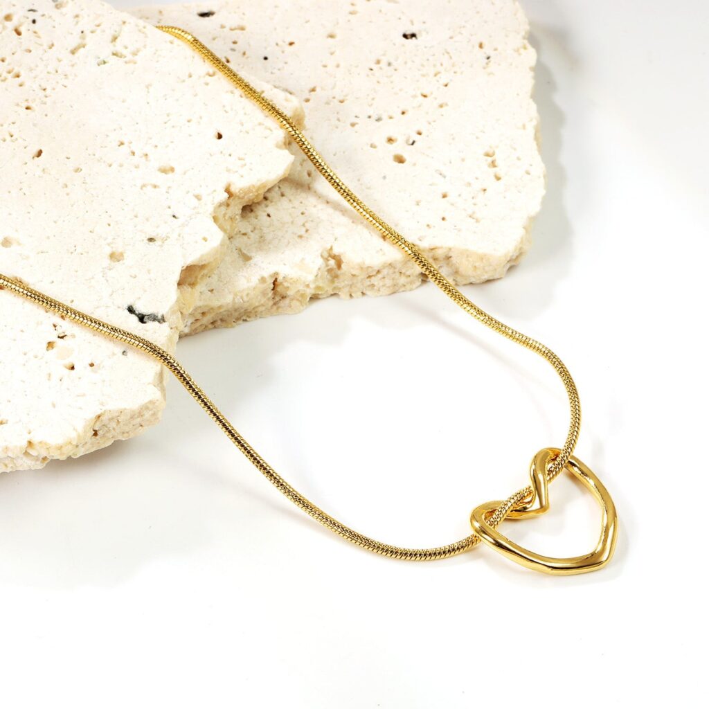 Cận cảnh độ sáng bóng của lớp mạ vàng 18K PVD tinh xảo không phai màu