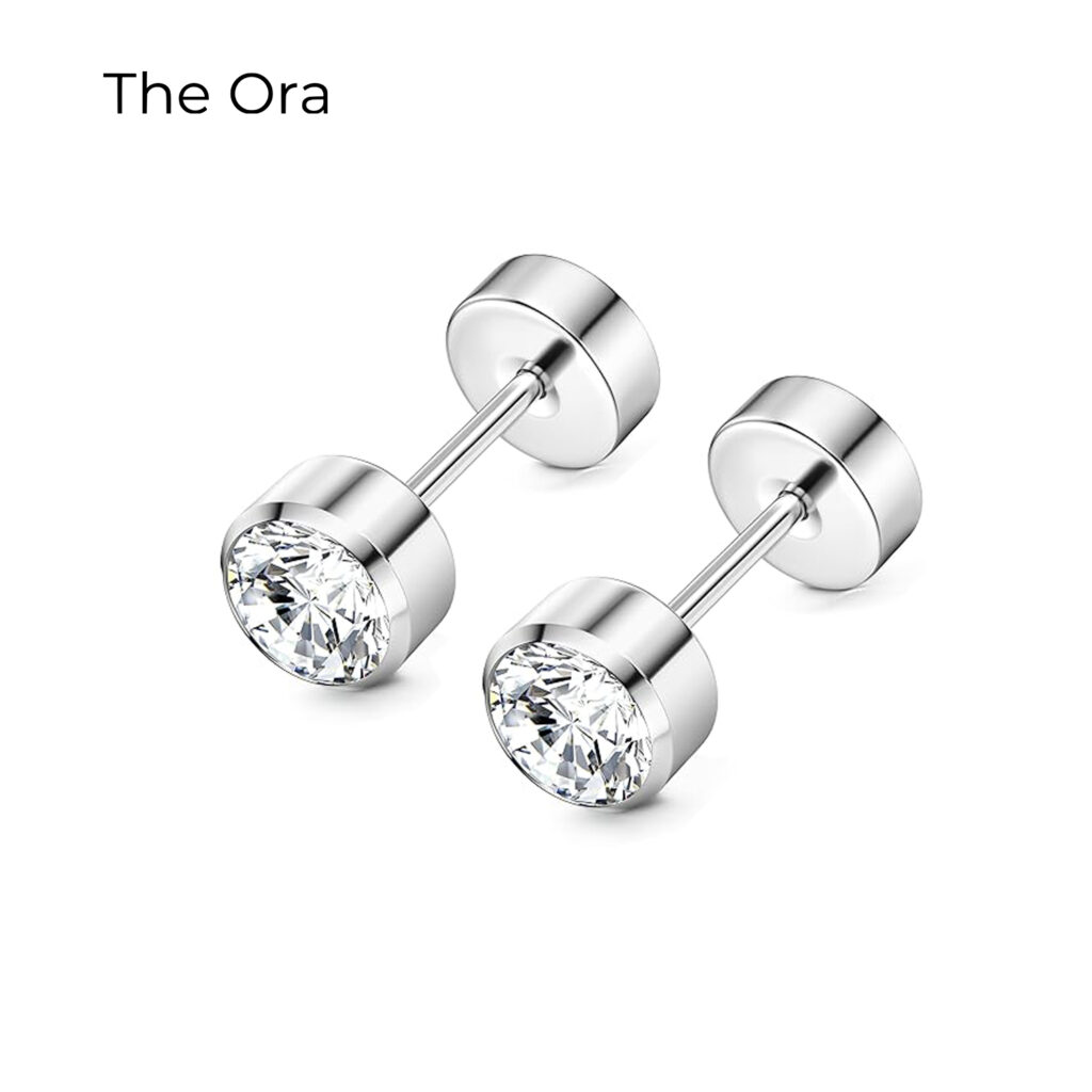 Chi tiết viên đá CZ trắng lấp lánh được đính tinh xảo trên bông tai Crystal Dots